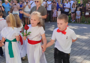 para dziewczynka w białej sukience z różą w ręce, chłopiec w białej koszuli