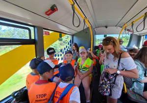 grupa dzieci w tramwaju