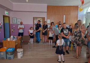 grupa rodziców i dzieci w klasie w trakcie pożegnania z przedszkolem