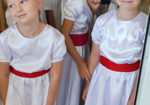 grupa dziewczynek przed czeka na wykonanie poloneza