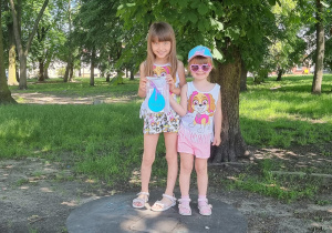 dwie dziewczynki miejscu znalezienia kropelki z informacjami o wodach artezyjskich
