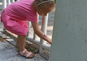 dziewczynka na miejscu znalezienia kropelki z informacjami o wodach artezyjskich