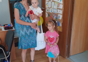 mama z córkami wchodzą do przedszkola z "kropelką"