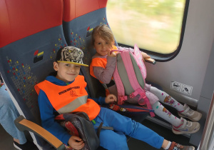 dwoje dzieci w pociągu