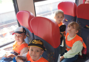 grupa dzieci w pociągu