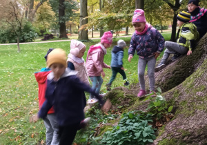 grupa dzieci w parku