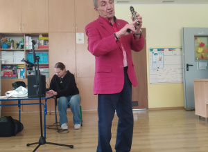 muzyk prezentuje klarnet