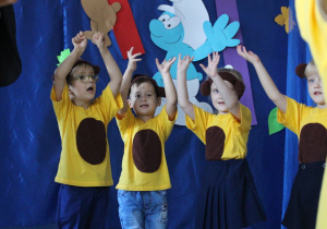 Grupa dzieci przebranych za misie prezentuje taniec.