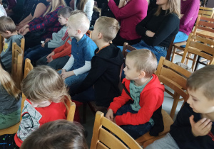 grupa dzieci zgromadzona na widowni ogląda akademię
