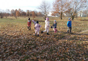 dzieci biegają po łące