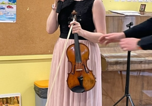 Artystka prezentuje dzieciom skrzypce.