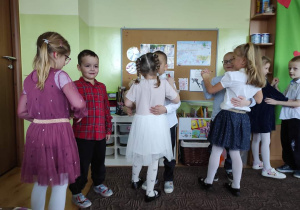 dzieci tańczą na uroczystości z okazji Dnia Babci i Dziadka