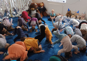 grupa dzieci bierze udział w zabawach ruchowych