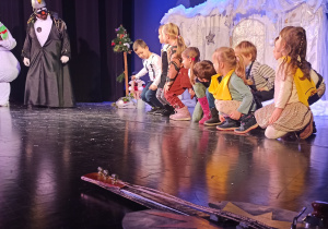 dzieci na scenie w teatrze