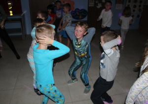 chłopcy tańczą na dyskotece