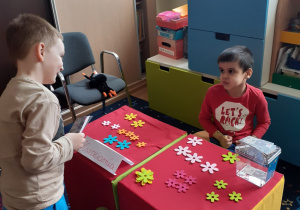 dwóch chłopców bierze udział w matematycznej zabawie fabularyzowanej