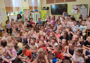 duża grupa dzieci oglądająca przedstawienie