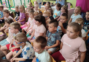 duża grupa dzieci oglądająca przedstawienie