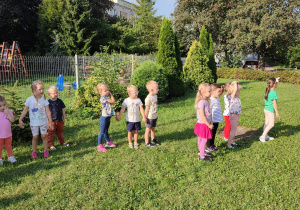 grupa dzieci w ogrodzie przedszkolnym