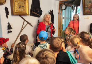 Dzieci z grupy Biedronki słuchają wykładu Pani Barbary Kaszyńskiej.