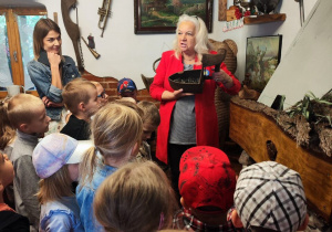 Pani Barbara Kaszyńska prowadzi wykład dla dzieci.