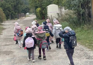 grupa dzieci w drodze na wychodnym