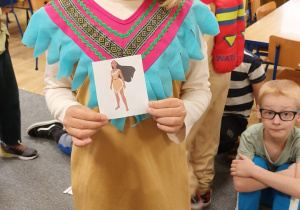 Dziewczynka przebrana za Pocahontas pozuje do zdjęcia.