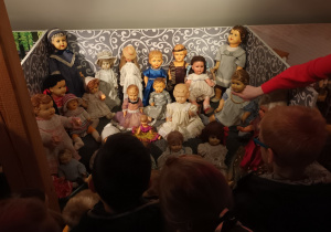 dzieci oglądają ekspozycję zabawek w muzeum