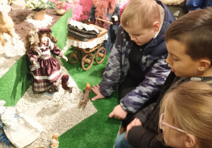 dzieci oglądają ekspozycję zabawek w muzeum
