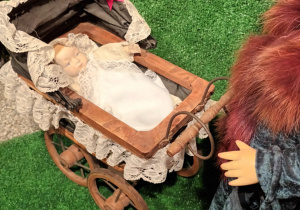 ekspozycja muzealna - lalka w wózku