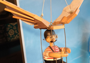 zabawka z ekspozycji muzealnej - lotniarz