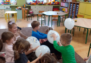 dzieci bawią się balonami - poznają właściwości elektyzowania