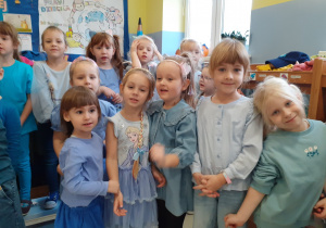 grupa dzieci w szatni, wszystkie ubrane na niebiesko, biorą udział w spotkaniu z okazji Dnia Praw Dziecka