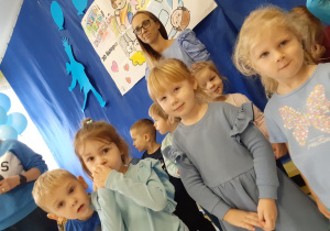 nauczycielki i grupa dzieci w szatni, wszystkie ubrane na niebiesko, biorą udział w spotkaniu z okazji Dnia Praw Dziecka