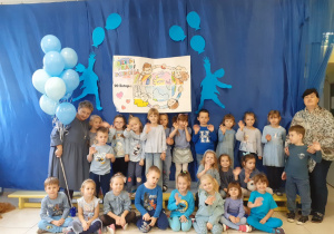 grupa Smerfy - wszystkie dzieci ubrane na niebiesko, biorą udział w spotkaniu z okazji Dnia Praw Dziecka, pozują na tle okolicznościowej dekoracji