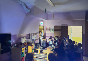 grupa dzieci idzie rzędem z latarkami tropem kota Ramzesa