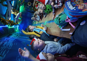 grupa dzieci w pomieszczeniu w malinowym Grodzie, ściany stylizowane na podwodny świat