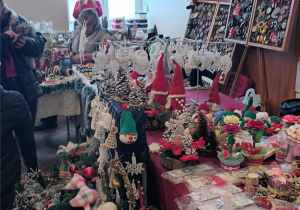 stoiska z rękodziełem - ozdoby świąteczne sprzedawane na kiermaszu w MOK