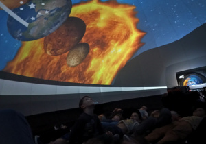 wnętrze planetarium mobilnego, dzieci oglądają pokaz o kosmosie