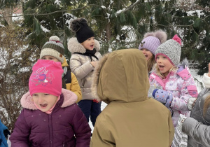 grupa dzieci w przedszkolnym ogrodzie , szukają ukrytego worka z prezentami