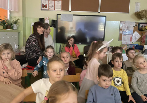 grupa dzieci i nauczycielki oglądają przedstawienie