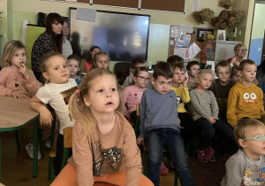 grupa dzieci i nauczycielki oglądają przedstawienie