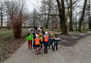 grupa dzieci w parku miejskim , spacerują alejkami