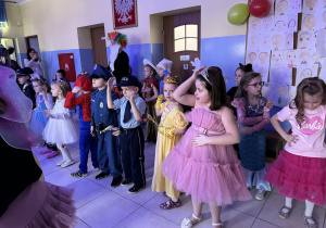 grupa dzieci przebranych za postaci z bajek bawi się na balu