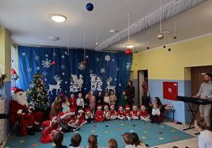 Dzieci śpiewają piosenkę podczas Bożonarodzeniowego występu.