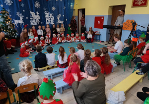 Dzieci śpiewają piosenkę podczas Bożonarodzeniowego występu.