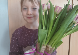 dziewczynka z bukietem tulipanów