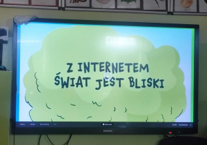 slajd na tablicy multimedalnej - napis: Z internetrem świat jest bliski