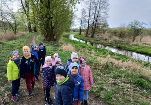 grupa dzieci w drodze nad miejski zalew