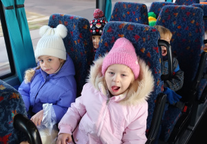 Dwoje dzieci siedzi w autobusie. Jadą do kina